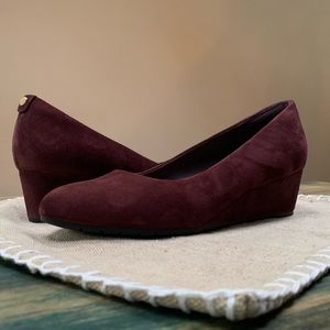 🌙 Clarks Vendra Bloom Aubergine Suede Wedge S: 8M